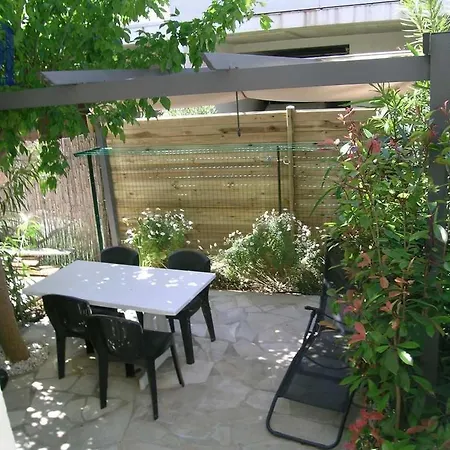 Pavillon 300m Avec Piscine Et Parking, Climatisation - Fr-1-781-79 *